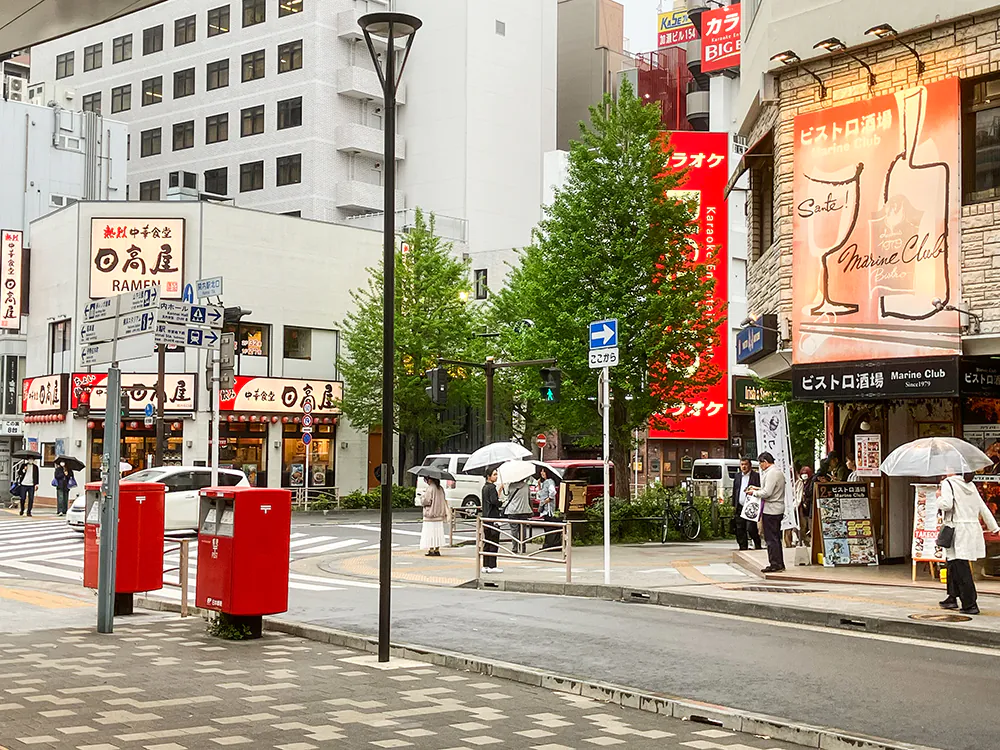 ②関内駅北口から出て、右に出ます。