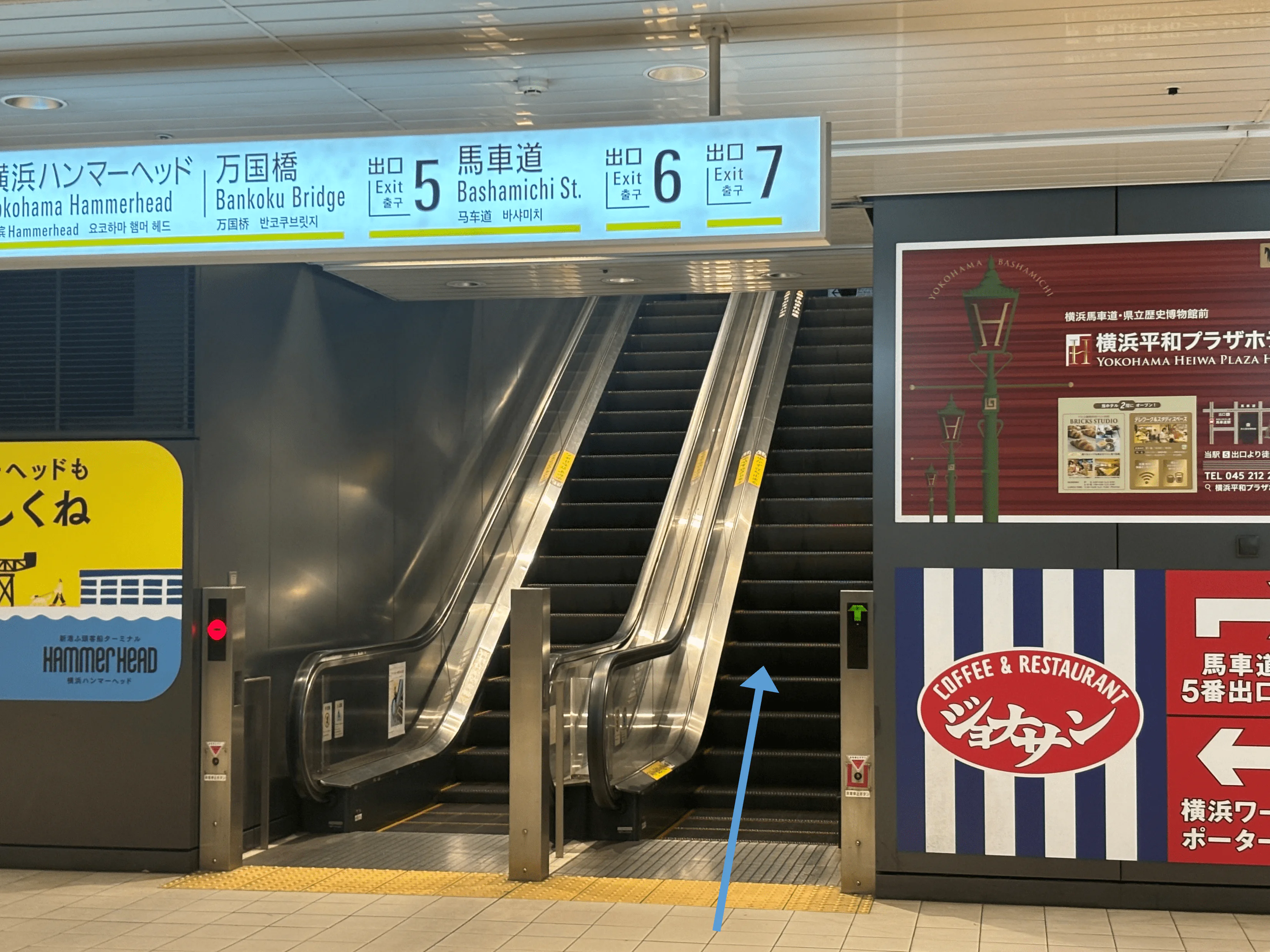 ③直進し、もう一度エスカレーターを上ります。